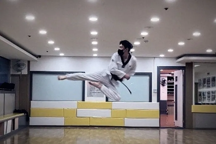 도장에서 비상 옆차기를 하는 관장