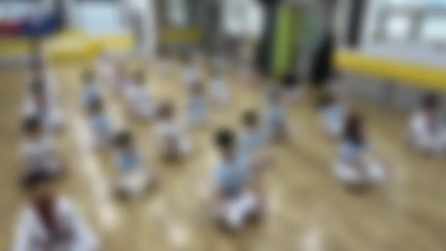 수련 전 정렬해 앉은 수련생들