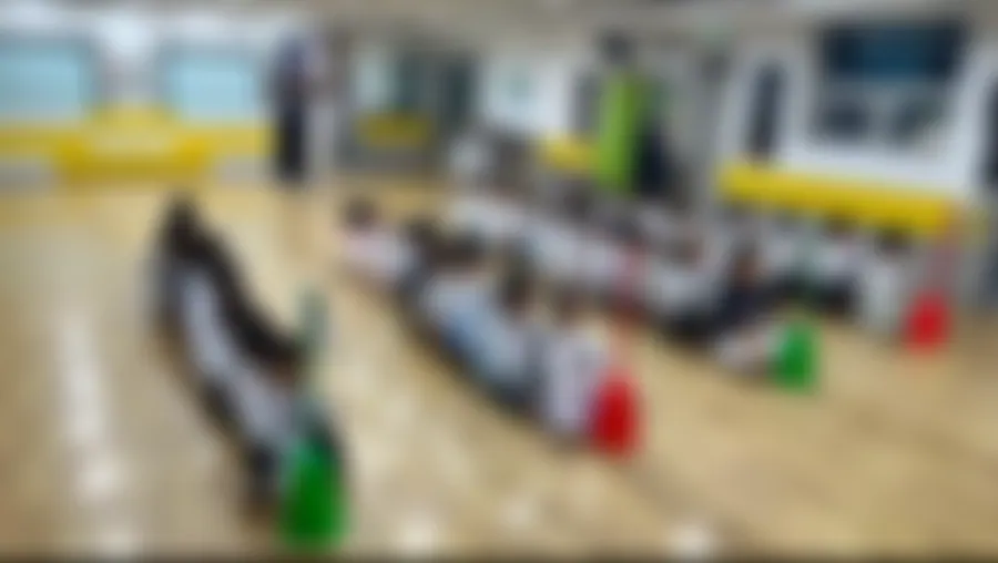 도장에서 줄을 맞춰 앉은 유치부 수련생